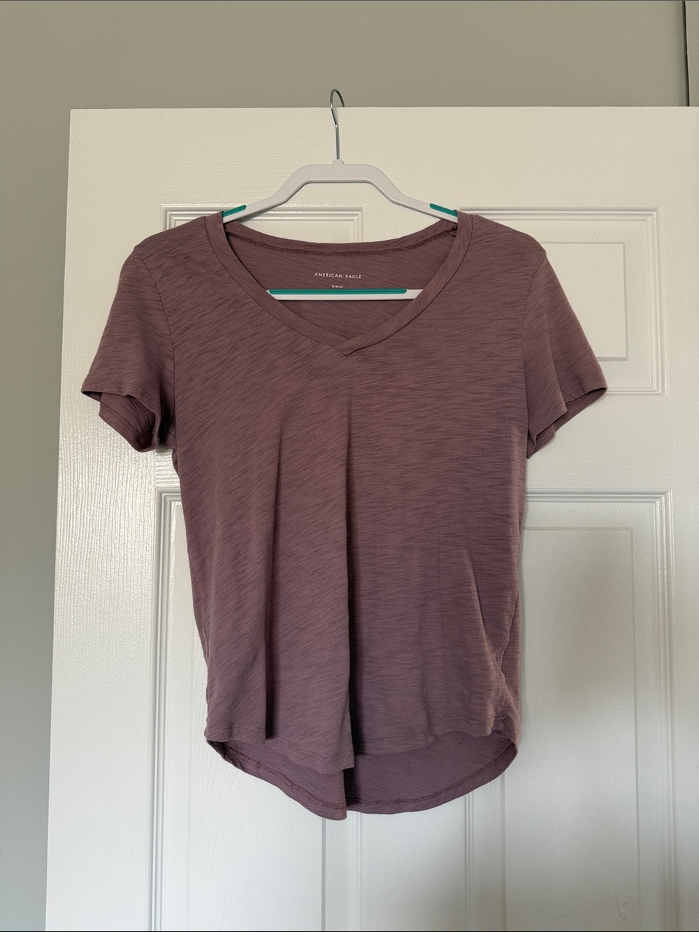 American Eagle Outfitters Dusty Mauve V-Neck Short Sleeve Tee